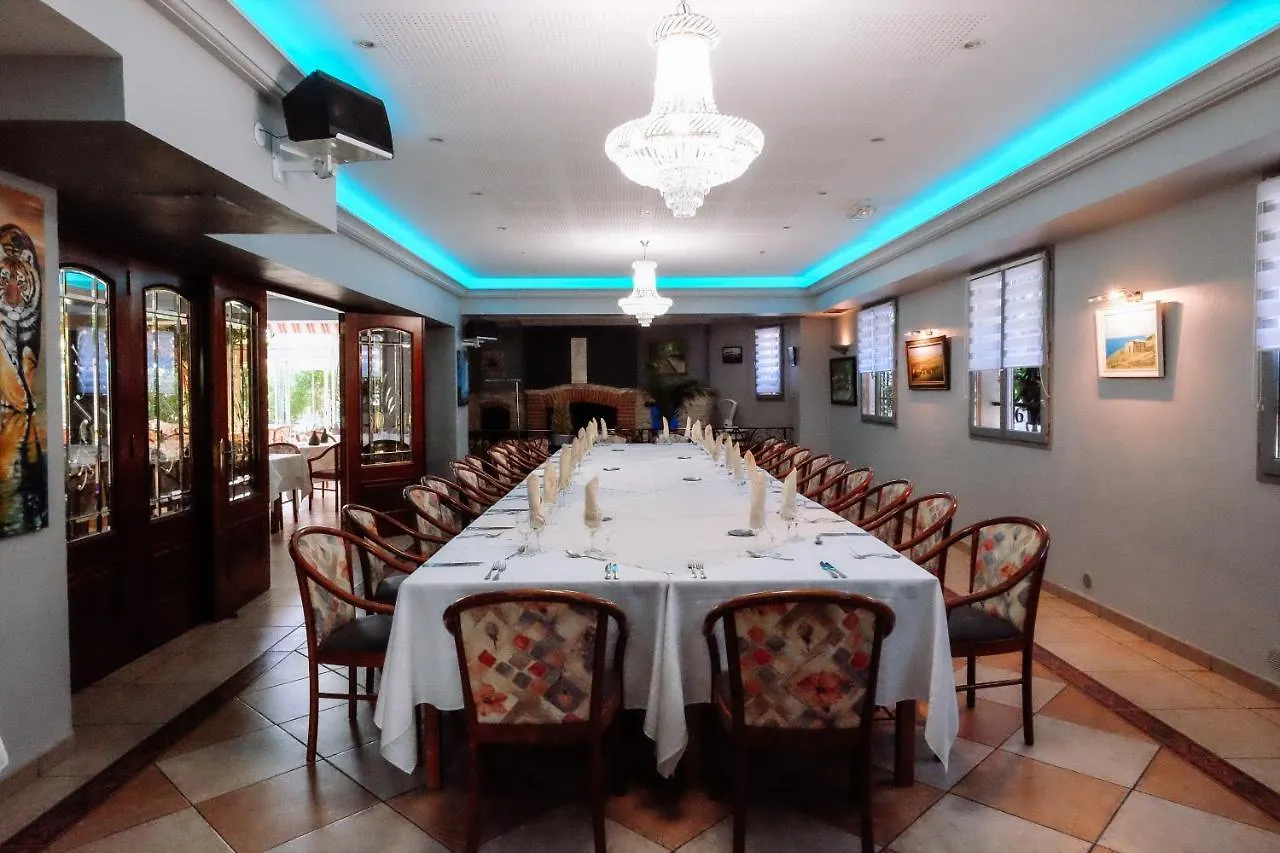 Logis Hotels - Hotel Restaurant L Enclos 미요 모텔