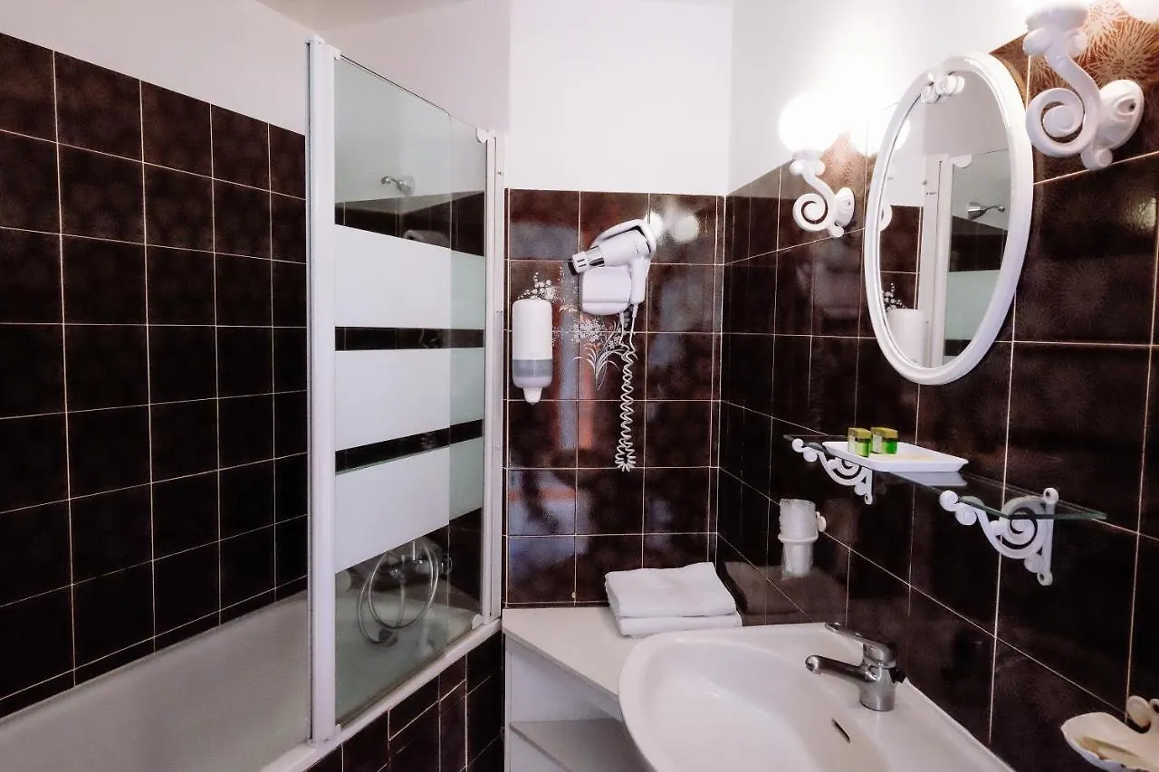 Logis Hotels - Hotel Restaurant L Enclos 미요 모텔